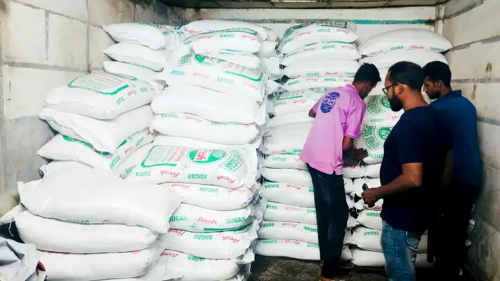 চকরিয়ায় লুণ্ঠিত আরও ১৫০ বস্তা চিনি উদ্ধার করেছে পুলিশ