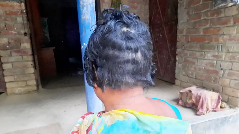 পরকীয়ার অপবাদ দিয়ে গৃহবধূর চুল কাটা ও নির্যাতনের ঘটনায় মামলা