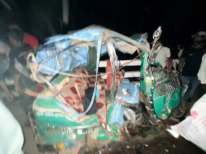 সাতকানিয়ায় বাসচাপায় বাবা-মেয়ে নিহত, বাসে আগুন ও পুলিশের ওপর 