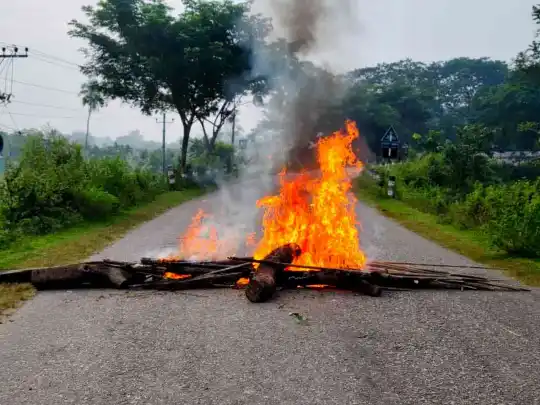 সাজেক খোলার দাবিতে খাগড়াছড়িতে চলছে আধাবেলা অবরোধ