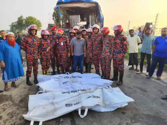 শ্রীনগরে বাস খাদে পড়ে নিহত ৩, ওভারটেক করতে গিয়ে দুর্ঘটনা