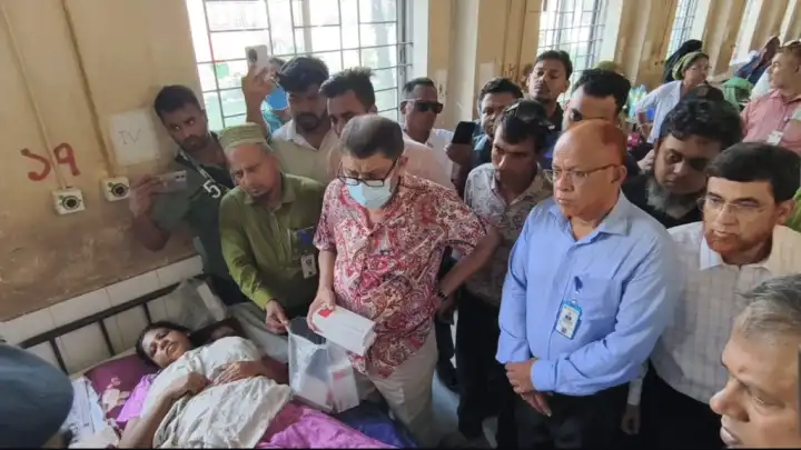 ময়মনসিংহ হাসপাতালে স্বাস্থ্যমন্ত্রীর আকস্মিক পরিদর্শন
