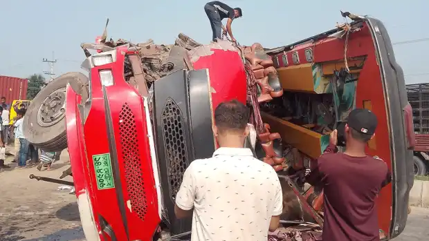 ব্রাহ্মণবাড়িয়ায় বাস-কাভার্ড ভ্যান সংঘর্ষে নিহত দুই