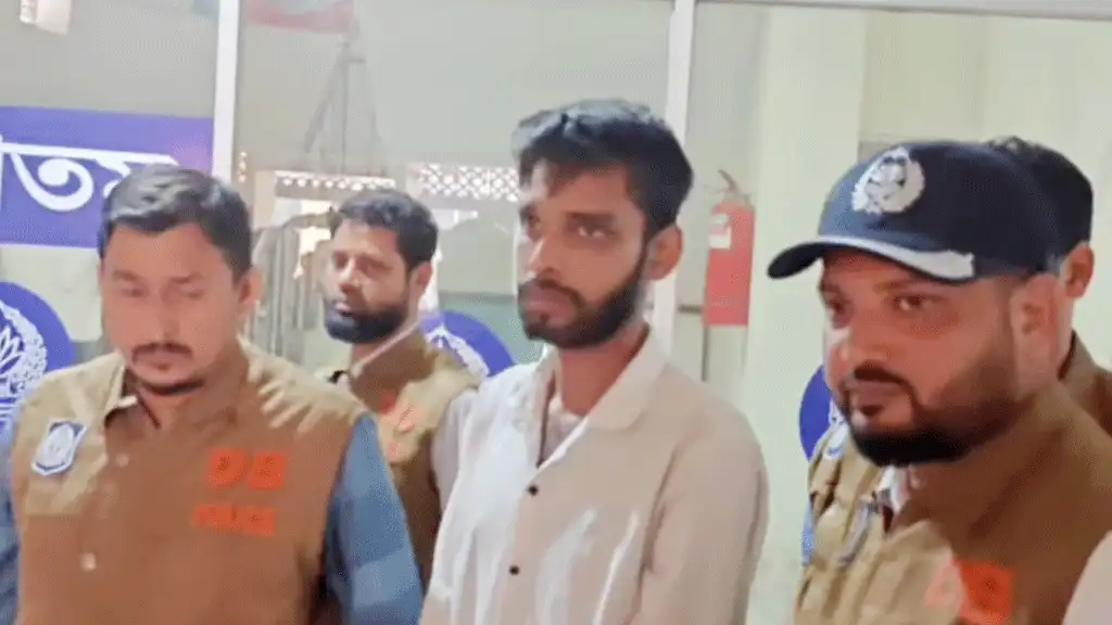 প্রধানমন্ত্রীর পিএস পরিচয়ে প্রতারক গ্রেপ্তার নাটোর পুলিশ