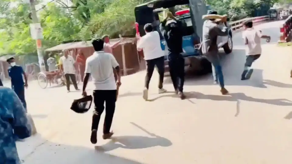 গোপালগঞ্জে ঝটিকা মিছিলে বাধা দেওয়ায় পুলিশের গাড়িতে হামলা