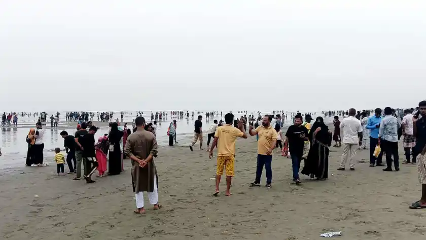 গুমোট আবহাওয়াতেও কক্সবাজারে পর্যটকদের ভিড়, নিরাপত্তার তাগি