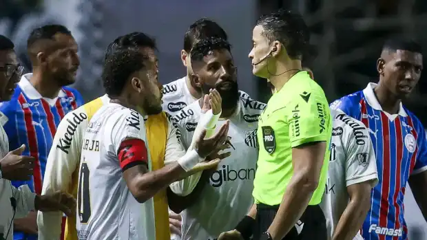 ভিনিসিয়ুস আইনের জেরে লাল কার্ড দেখলেন নেইমার