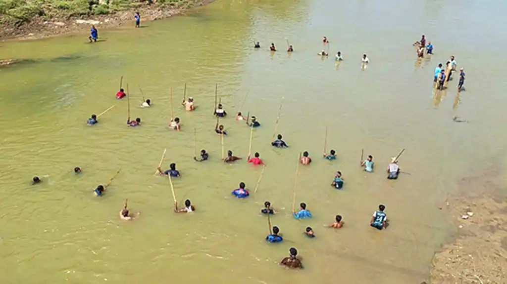 শতবর্ষী ঐতিহ্য বজায় রেখে ধলাই নদে পলো বাওয়া উৎসব