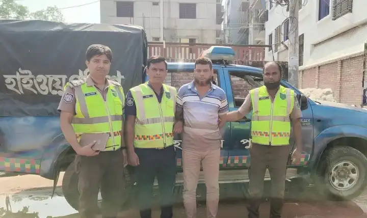 টাঙ্গাইলে গবাদি পশু বোঝাই পিকআপ ছিনতাই রুখে দিল পুলিশ, আটক ১
