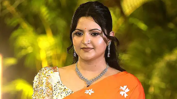 চট্টগ্রাম থেকে প্লেনে শিউলি ফুল পেলেন পরীমণি, নেটদুনিয়ায় চর্