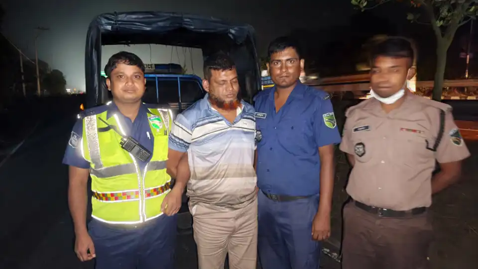 মহাসড়কে ৯টি গরুসহ পিকআপ ও এক ডাকাত গ্রেপ্তার