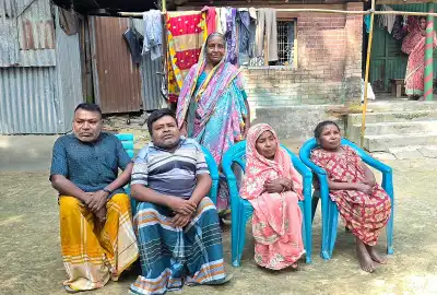 রাস্তার অভাবে মানবেতর জীবন মানিকগঞ্জের চার ভাইবোনের