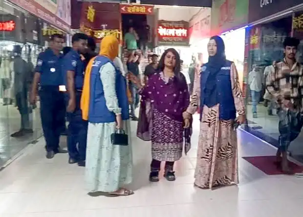 সাথী আক্তারের পার্লারে গিয়ে জিজ্ঞাসাবাদ, উত্তেজনায় অবরুদ্ধ ন
