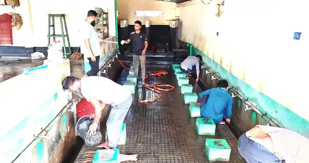 নাটোরে স্টেশন মসজিদের অজুখানা পরিষ্কার করল বন্ধুসভা