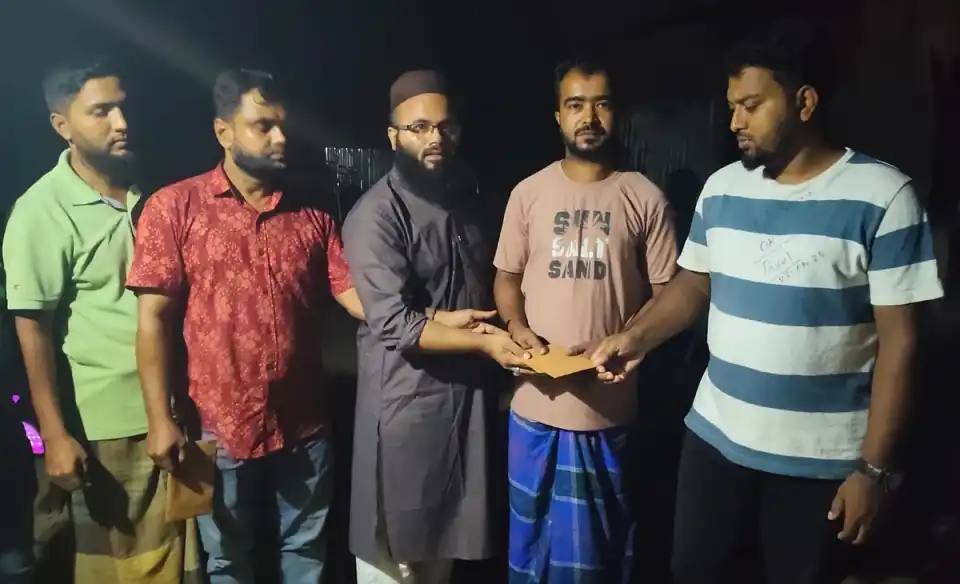 করিমগঞ্জে আগুনে সর্বস্ব হারানো তিন পরিবারকে সহায়তা দিল বন্ধু