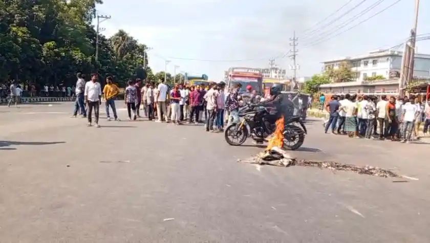 বেতন বাড়ানোর দাবিতে কালিয়াকৈরে সড়ক আটকে বিক্ষোভ
