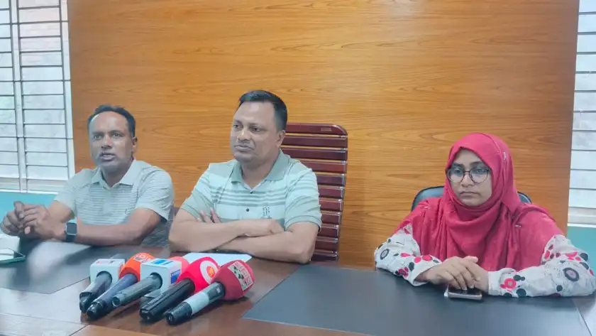 সুগন্ধা নদীতে ইলিশের অভিযান শেষে ফেরার পথে মৎস্য কর্মীদের মা
