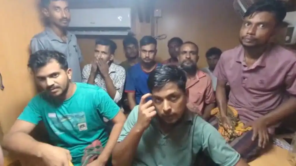 সুন্দরবনে তেলবাহী জাহাজের ধাক্কায় কয়লাবাহী কার্গো ডুবল