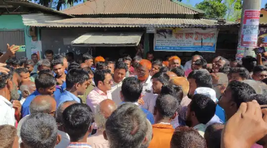 সারের কালোবাজারির প্রতিবাদে লালমনিরহাটে সড়ক অবরোধ কৃষকদের