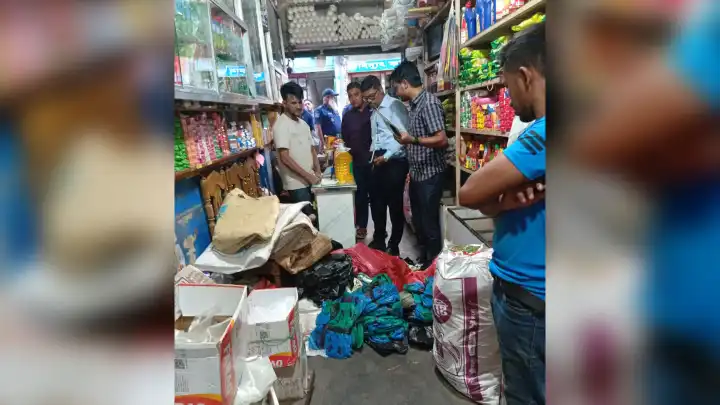 ১৬০ কেজি নিষিদ্ধ পলিথিন জব্দ, দুই প্রতিষ্ঠানকে জরিমানা