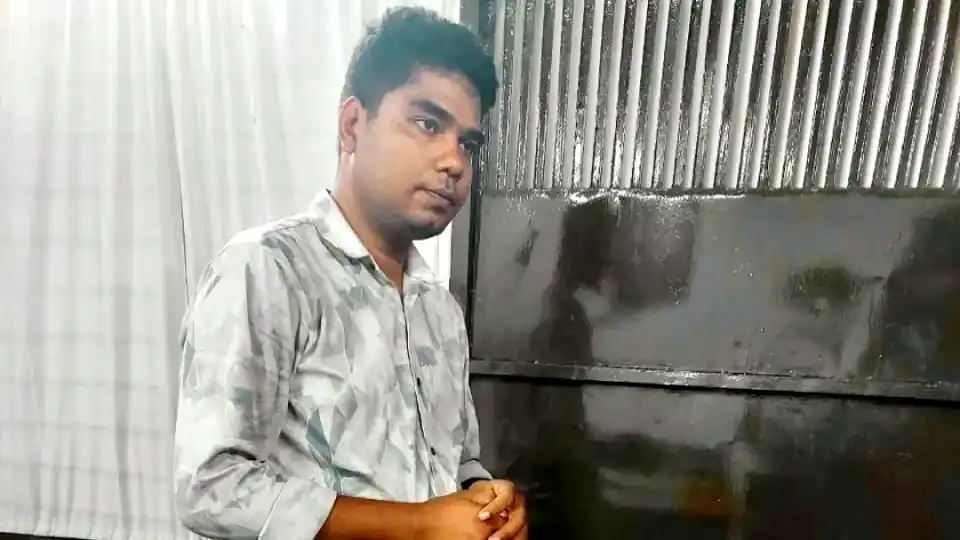 কুরিয়ারে পার্সেল ছিনতাইচেষ্টা, কনস্টেবল আটক