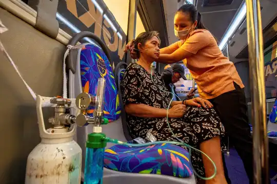 দাবানলের ধোঁয়া থেকে বাঁচতে ইন্দোনেশিয়ায় চালু হলো অক্সিজেন বা
