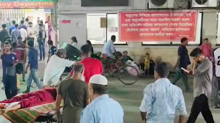 ঢামেকে অ্যাম্বুলেন্স ধর্মঘট: মরদেহের স্বজনদের তীব্র দুর্ভোগ