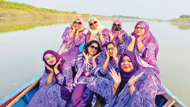 মানিকগঞ্জে উই নারীদের নৌভ্রমণ ও ঐতিহ্যবাহী পিঠা উৎসব