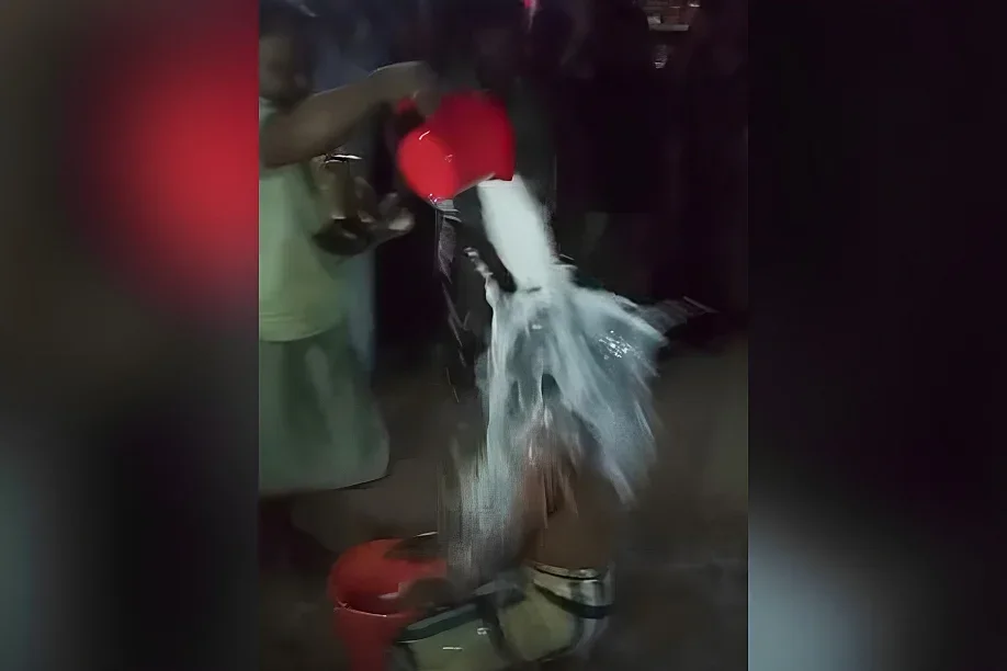 নির্বাচনী ক্ষোভে দুধে গোসল করে জামায়াত বর্জন