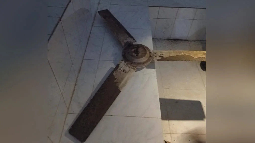 মুলাদী হাসপাতালে চলন্ত ফ্যান খসে পড়ায় শিশুদের রক্ষা...