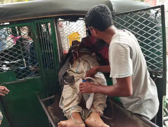 ঢামেকে অ্যাম্বুলেন্স ধর্মঘট: ভোগান্তিতে পঙ্গু হাসপাতালে রোগী