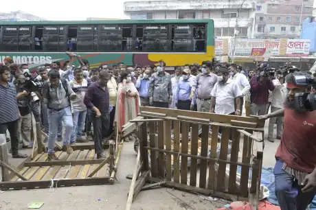গুলিস্তান-সদরঘাট সড়ক হকারমুক্ত রাখতে কঠোর হুঁশিয়ারি...