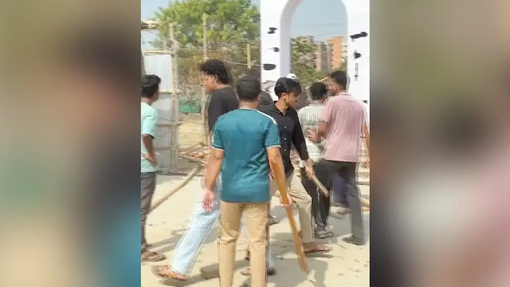 শেকৃবিতে সচিবালয়ের মাটি পরীক্ষায় বাধা ও ভাঙচুর