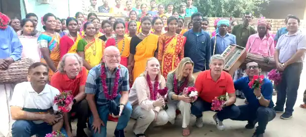 সাঁওতাল শিশুদের মাতৃভাষায় পাঠদান দেখে মুগ্ধ নরওয়ে প্রতিনিধিদ