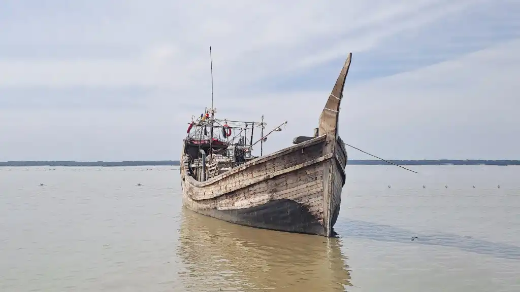 মনপুরায় ১৩ মণ মা ইলিশসহ ট্রলার জব্দ, মালিককে ২ লাখ টাকা জরিম