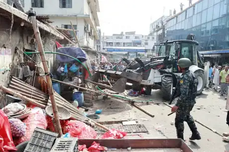 মিরপুরে ফুটপাতে ডিএনসিসির অভিযান, গুঁড়ালো ২ হাজার দোকান