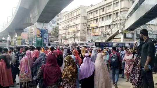 মিরপুরে ন্যূনতম ৩০ হাজার টাকা বেতনের দাবিতে শ্রমিকদের সড়ক অব