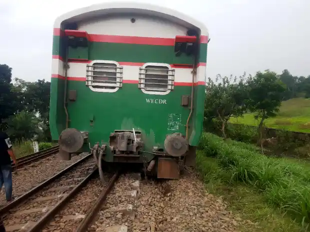 মির্জাপুরে নীলসাগর এক্সপ্রেসের দুই বগি লাইনচ্যুত, আতঙ্ক...