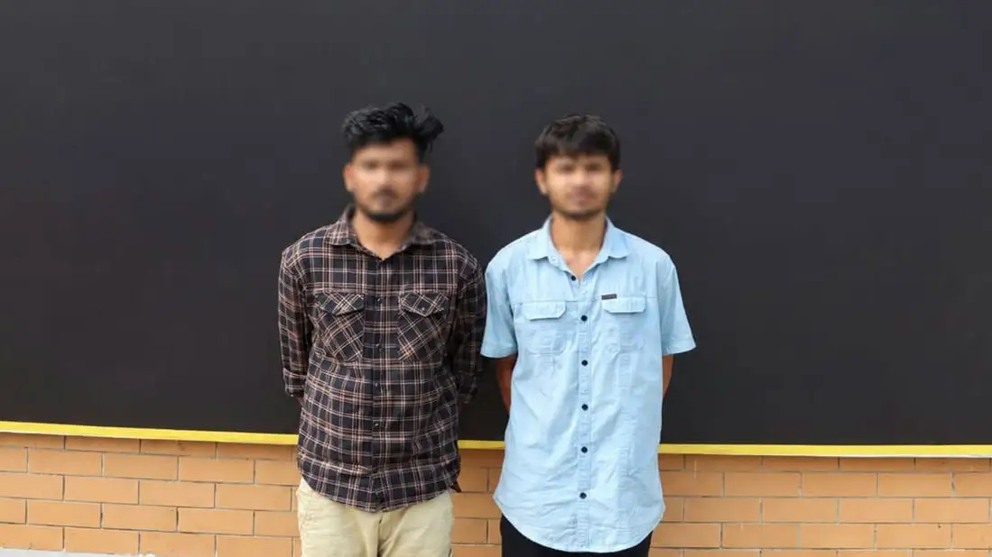 খুলনায় বিদেশি পিস্তল ও গুলিসহ আশিক বাহিনীর দুই সদস্য গ্রেপ্