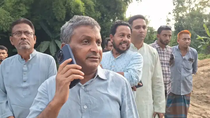 ফটিকছড়িতে খালের মাটি কাটার অপরাধে কঠোর আইনি পদক্ষেপের নির্দ