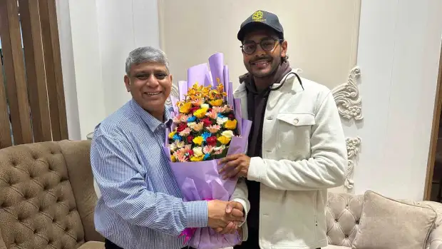 সাফ খেলতে ঢাকায় এসে পৌঁছলেন মিডফিল্ডার শমিত সোম