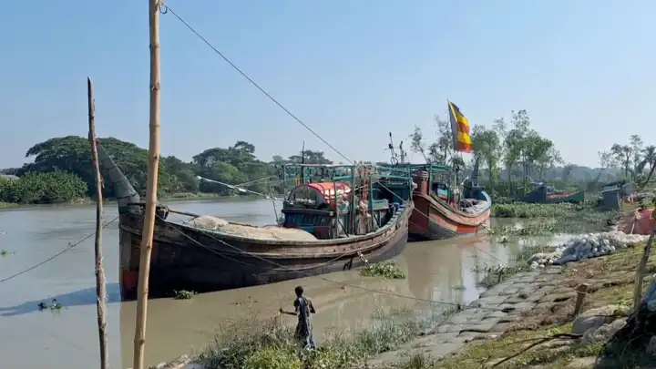নিষেধাজ্ঞা শেষে সাগরে ইলিশ ধরতে বরগুনার জেলেদের প্রস্তুতি