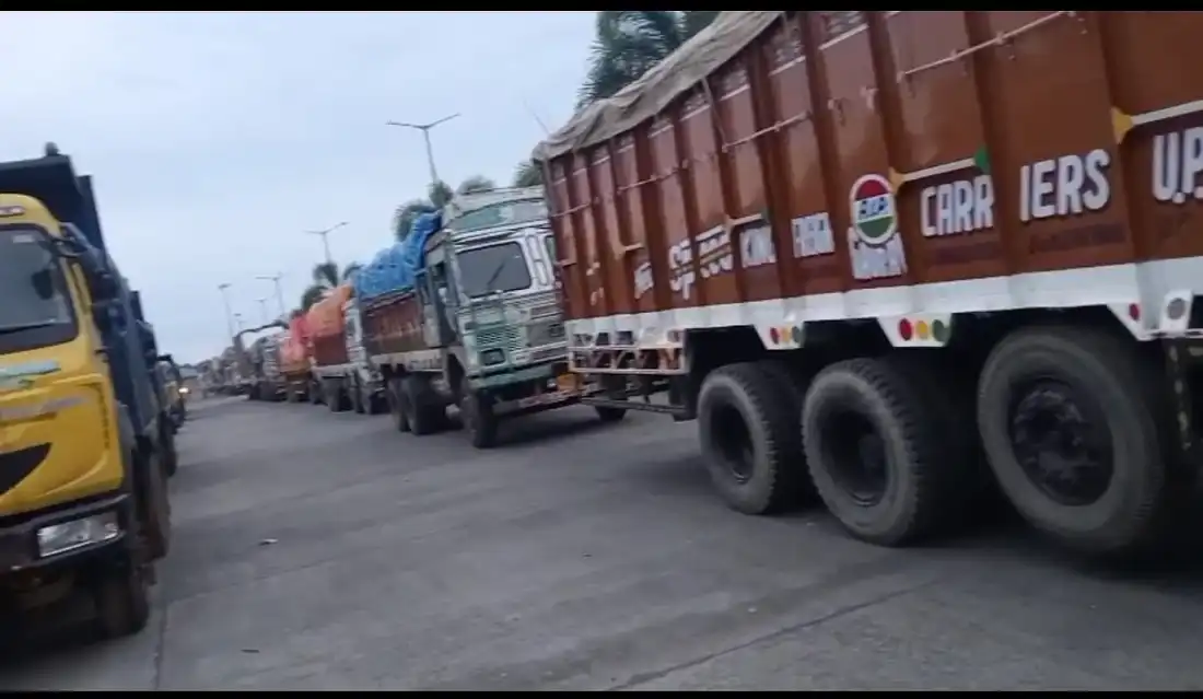 পেট্রাপোল বন্দরে লরিজট ও আমদানিকারকদের ভোগান্তি