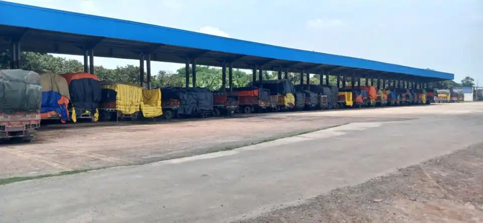 সোনামসজিদে ভারতীয় ট্রাক চলাচল বন্ধ, সীমান্ত বাণিজ্যে অচলাবস্