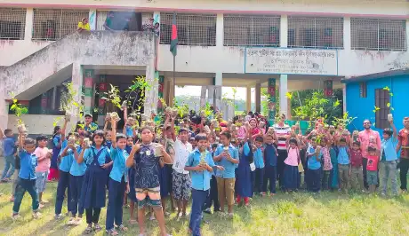 মাদারীপুরে ২০০ শিক্ষার্থীর মাঝে গাছের চারা বিতরণ