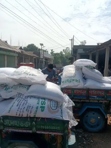 কৃত্রিম সংকট সৃষ্টি করে চড়া দামে সার বিক্রির অভিযোগ