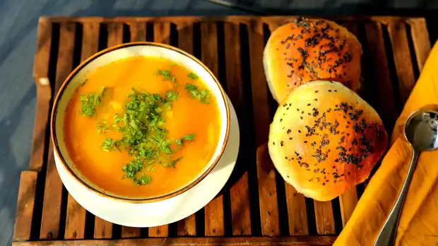 রাতে রুটির সাথে জমে উঠুক নারকেল হলুদ স্যুপ