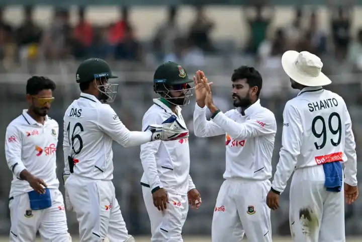 ফিল্ডিংয়ে আঘাত পেয়ে মাঠ ছাড়লেন মুমিনুল, কনকাশন বদলি জাকের