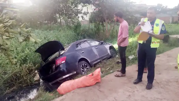 ফটিকছড়িতে খাদে পড়া প্রাইভেট কার থেকে ৪০ লিটার মদ উদ্ধার