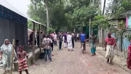নামাজ নিয়ে সংঘর্ষে আহত কুড়ি, ভাঙচুর তিন বাড়ি